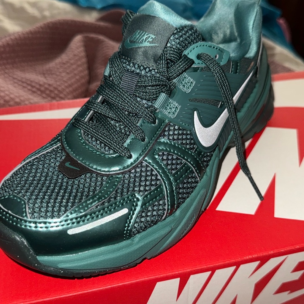 Women’s Nike size 6 1/2 style V2Krunning shoe